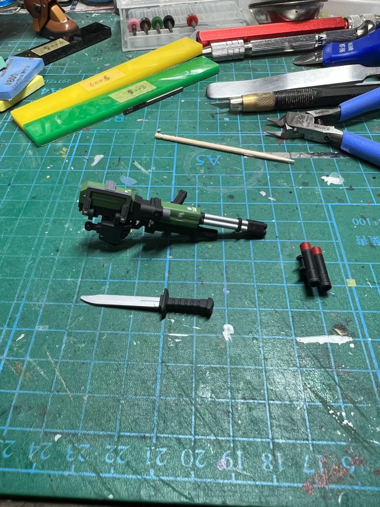 武器類 ミニガンのガトリングの砲身をシルバーで塗り分けしマガジンはグリーンで塗装 この武器が1番お気に入りです✌️