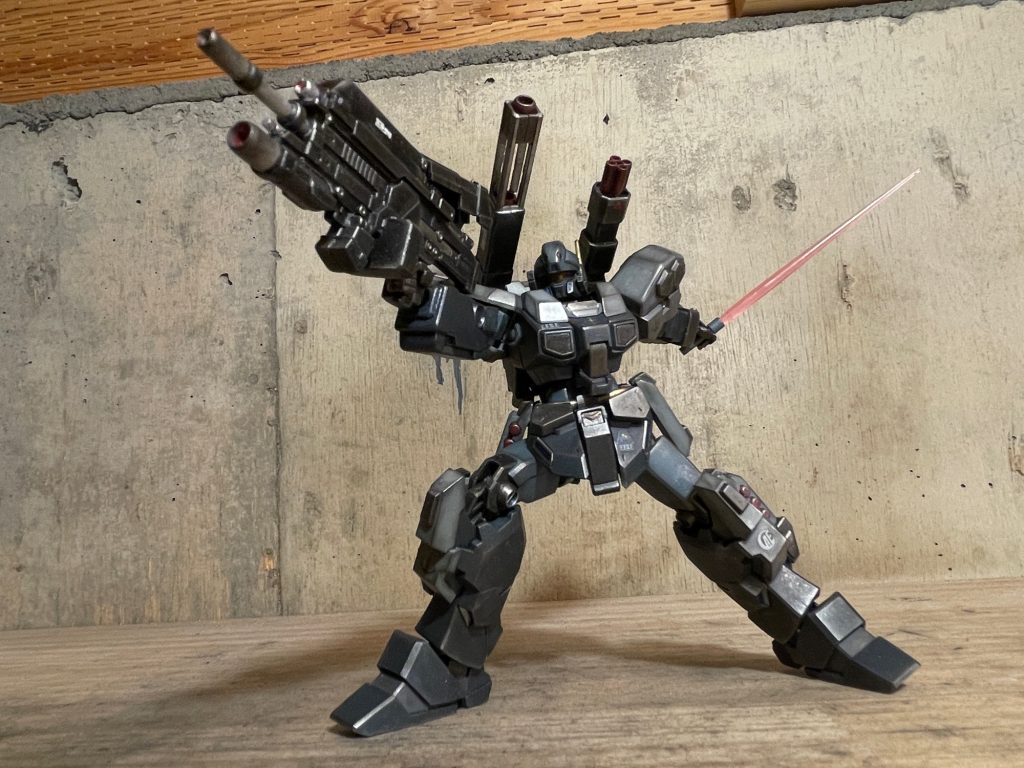 2年前くらいの過去作品。基本成型色。武器関係をつや消しブラック＆赤鉄色。ウェザリングマスターのスス、オイル、ガンメタ、シルバーで汚しました。シンプルながらメカメカしくて兵器感が溢れています。可動も素晴らしい。