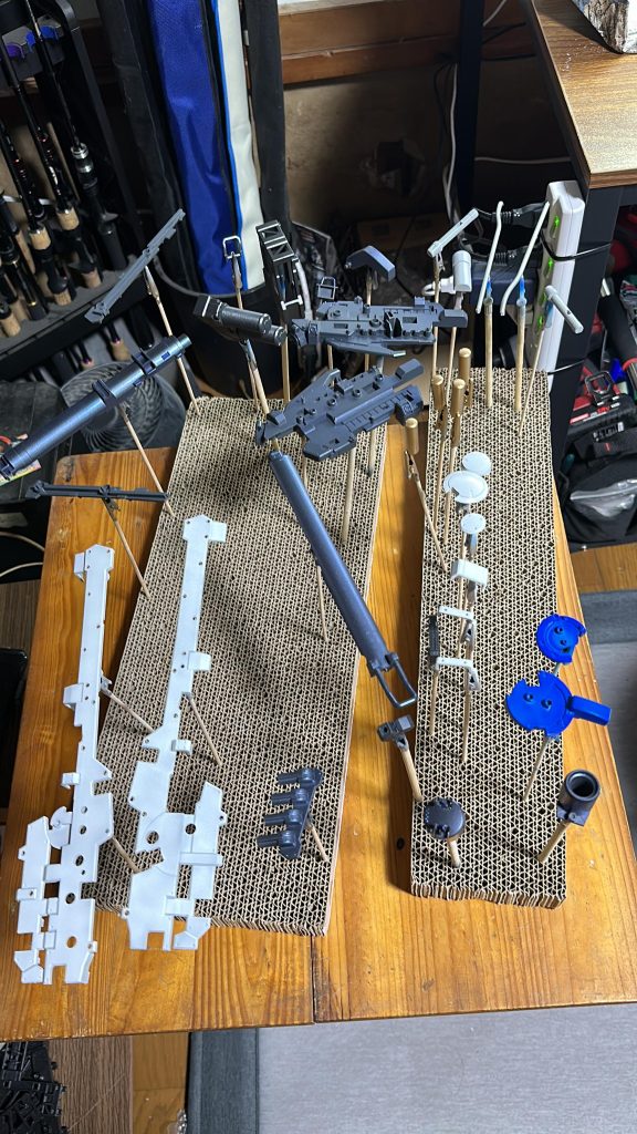 パーツ数は多くないですが大きいので塗りムラを注意して塗装しました。冷却タンクはゴールドで塗装して色合い的に本体が青がメインに感じるので全体的にクリスタルカラーのサファイアブルーでコーティングしてます。脳内的にはビームコーティングのイメージです。