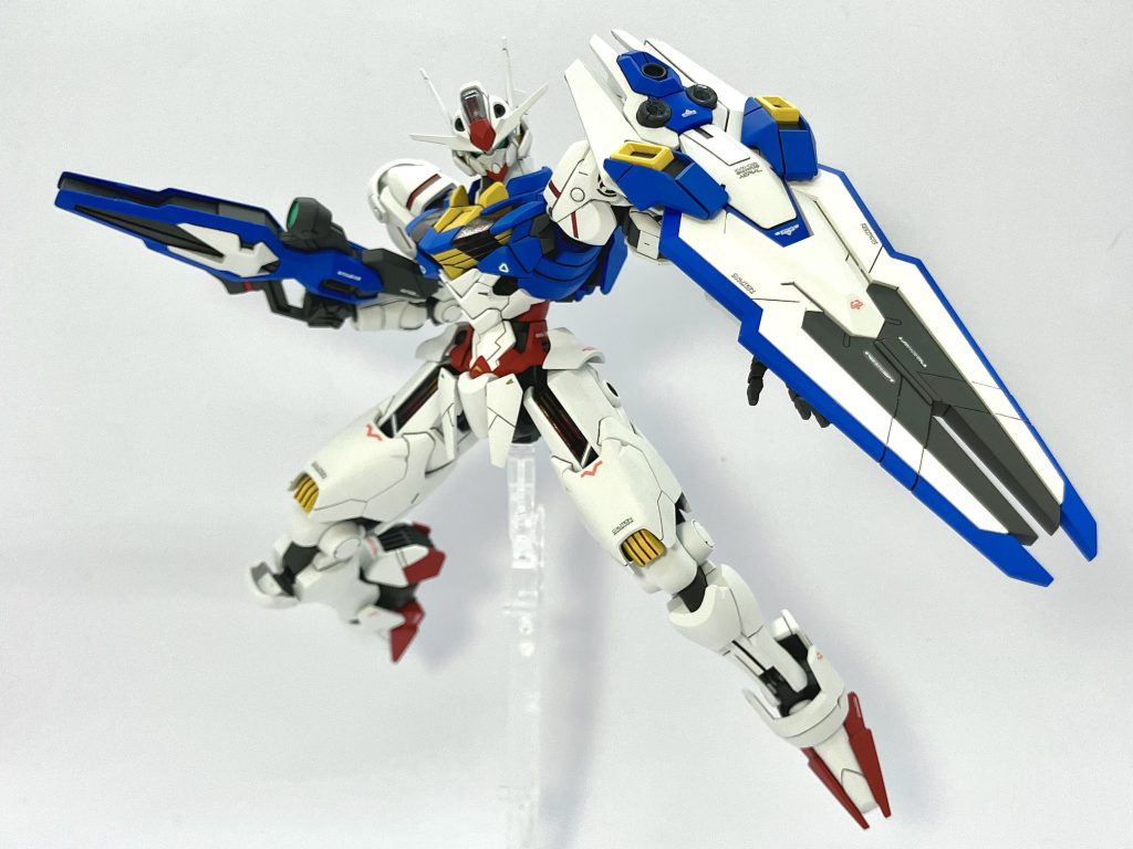 パッケージアートのポーズ。グレー1色だったビームライフルを、本体やシールドと同じ色でカラフルに塗り分けてみました。使用したデカールは、バンダイから出てる水星の魔女用の純正品です。