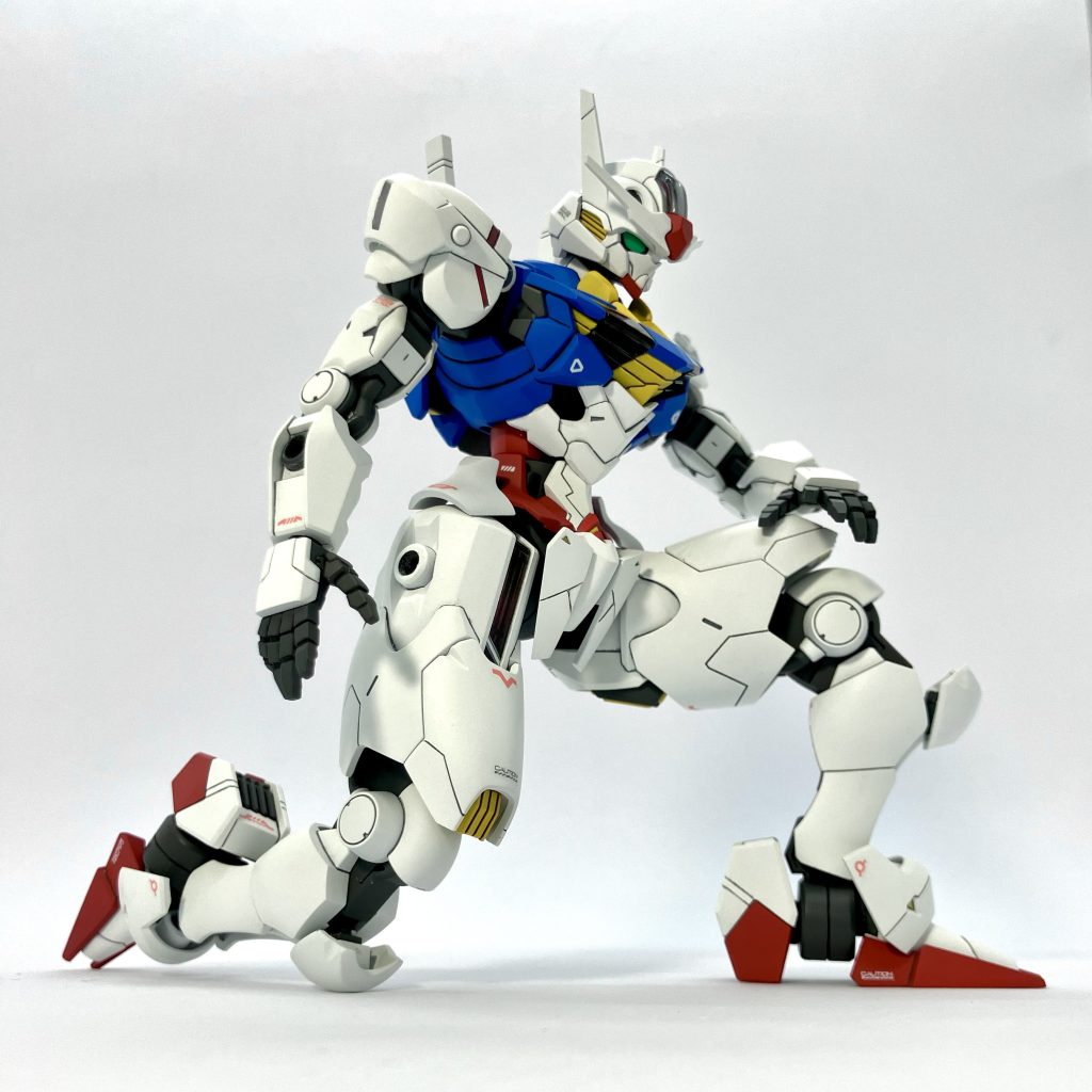 キービジュアルの印象的な膝立ち。二の腕上部の接続部分で1ミリ強カットして、腕を少し短くしました。お腹、太もも、足首の内部に重りを埋め込んだので、シールドやフライトユニットを装備してもあまりグラグラしません。