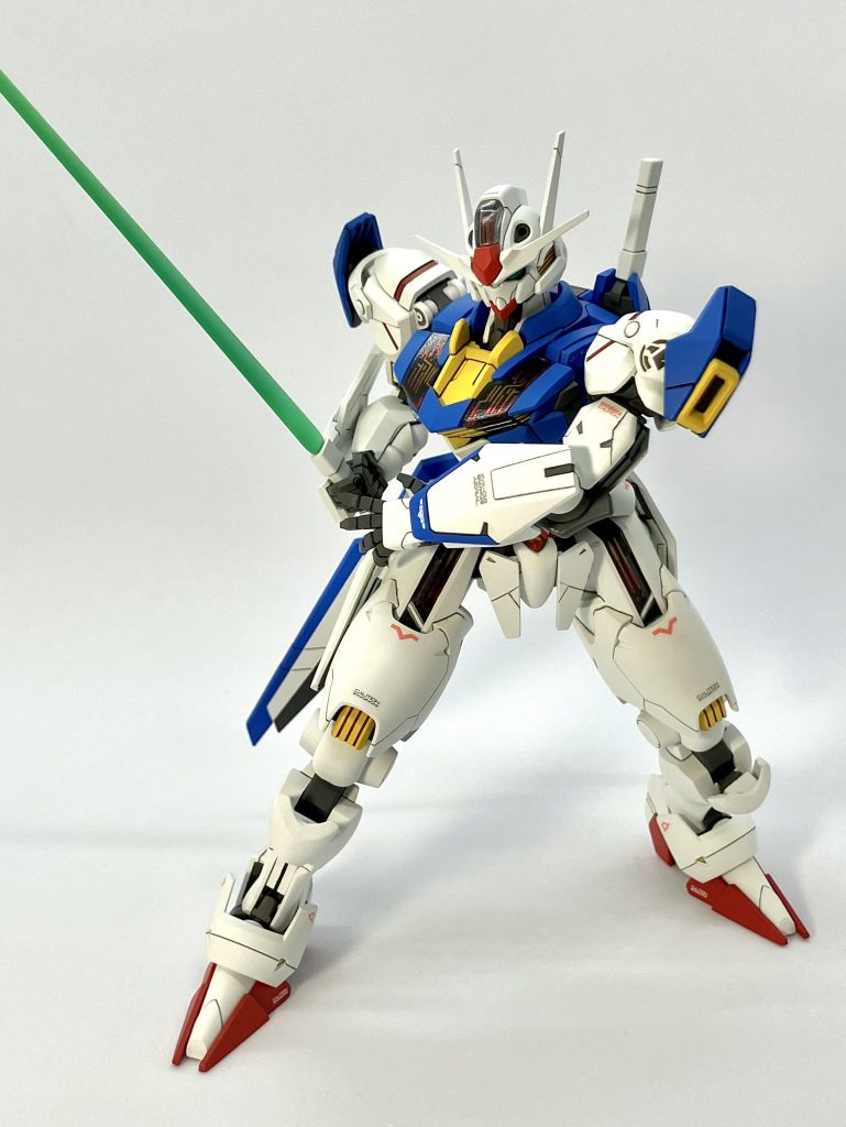 ビームサーベル抜刀。クリアブルーの刃の上からクリアーを混ぜた蛍光イエローを塗って、劇中決闘仕様の緑色にしてみました。肩天面のシェルユニットは、グラデーション塗装で再現しました。