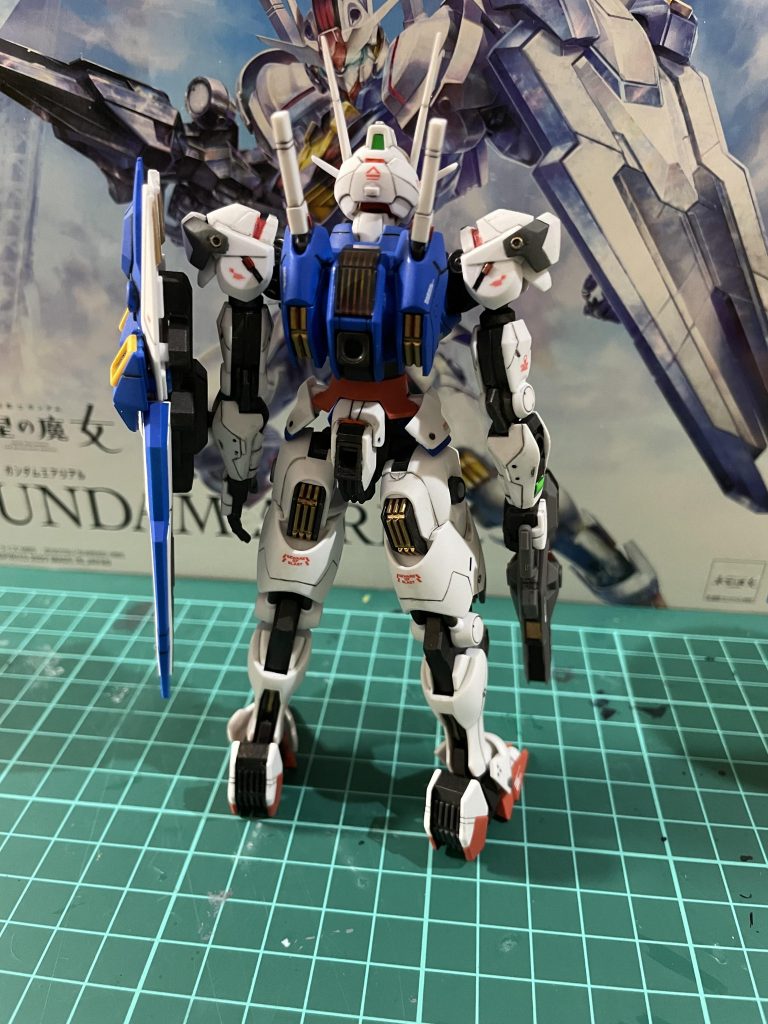 なんとなく排熱フィンぽいところはゴールドに。ちょこちょこレッドチップを付けてみましたが…、うーん、見えづらい。