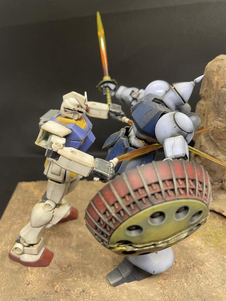 今回、キットはあまり手を入れていません。ギャンは角を尖らせて足のモールドのダルい部分をブラ板で修正したくらい。ガンダムはEGの出来が思ったより良かったのでバックパックのノズルを別パーツに置き換えただけです。