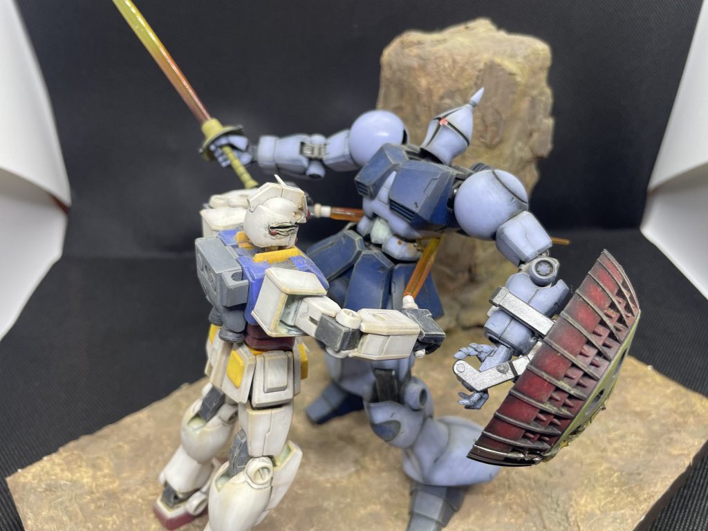 ギャンの左手は開きにしたかったのと、ガンダムはサーベルの握り手が無かったので、ハンドパーツは別メーカーのパーツに変えています。