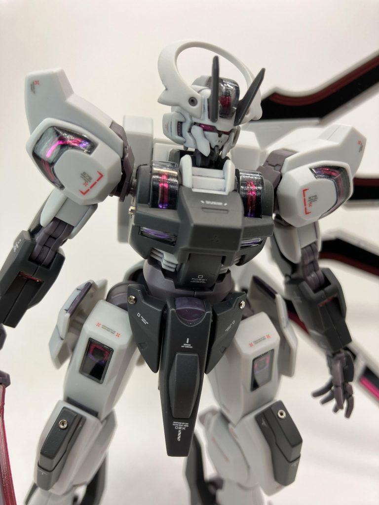 パーメットスコアが上がると光るパーツ(語彙力😤、シェルユニットでしたっけ?)は、シールの赤紫の部分だけレジン液塗布で少し立体的にしようとしてます、見えますかね?🥳クリアーパーツはコンパウンドやらクリアーコートで透過率上げて。