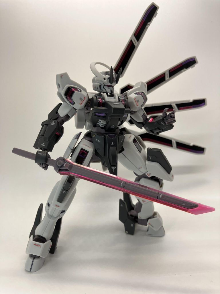 νガンダムを彷彿とさせるアシンメトリーな武装展開に胸熱🤤羽根のように取り付けることも出来る遊び範囲の広さも凄いです🙆♀️