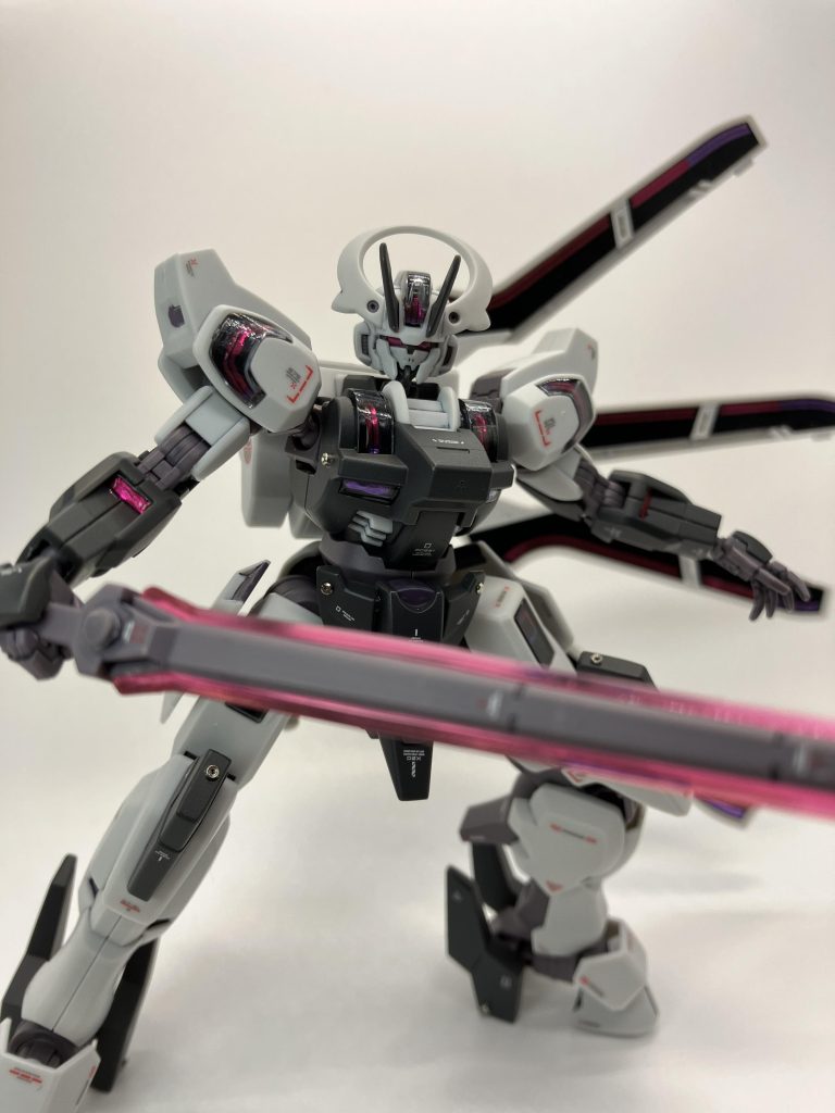 ビーム刃のパーツもクリアーでコートしたのですが剣のパーツとのクリアランスを考慮していなかったので取り付けに苦労しました😥なので、剣先が広がるという予想外の展開に😂