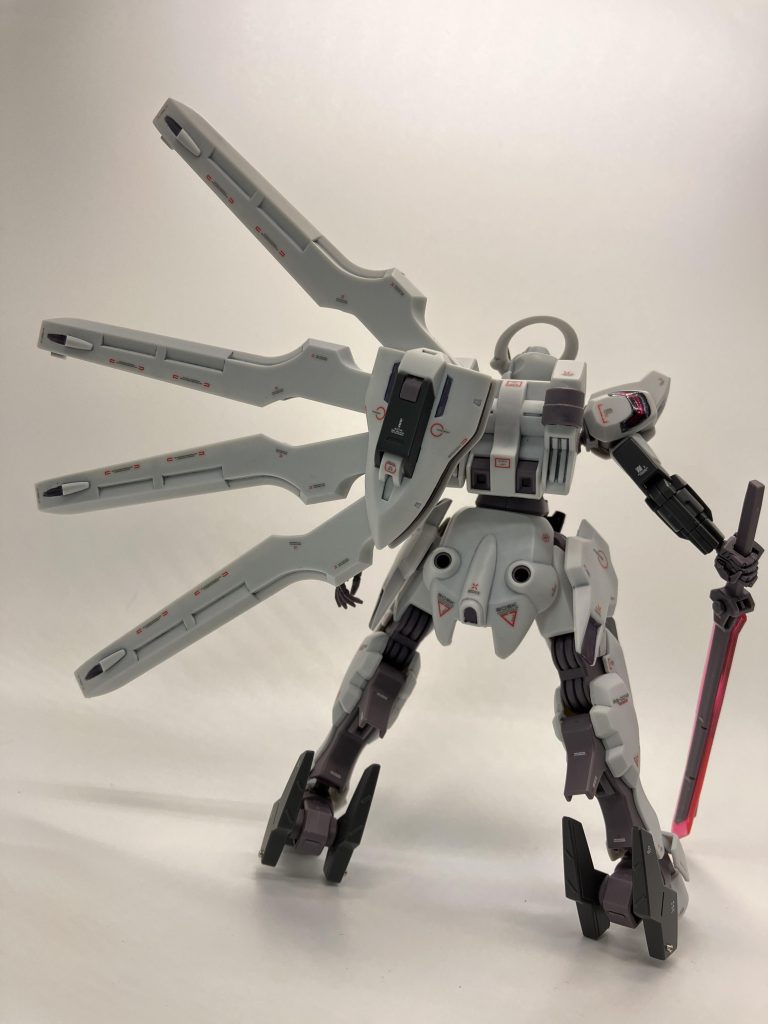 うぅ〜ん、ナイス漢の背中😘今回も目立つゲート跡のみ、パーフェクトゲートリムーバーで処理してます。アップで気づきましたが、顔の墨入れは3個あって、一番右側が消えてますね😅