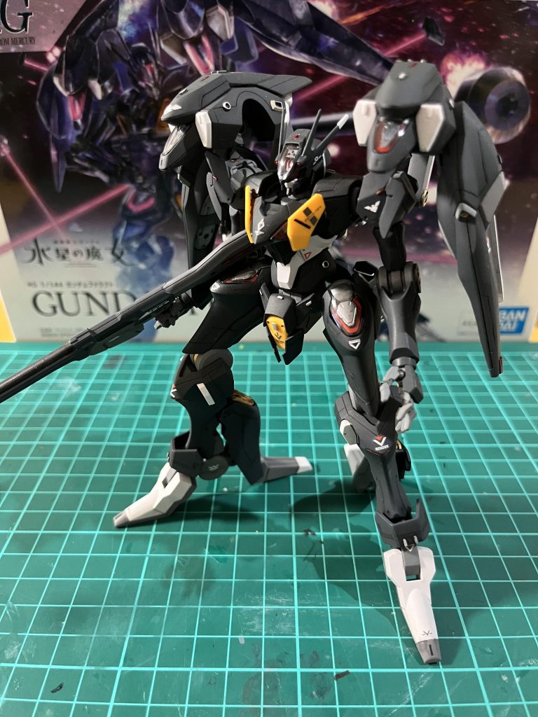 プラ板、スジ彫りでディテールアップ。本体はMr.カラースプレーのネイビーブルー。関節、武器の一部はニュートラルグレーで塗装。追加したディテールアップパーツ、プラ板(一部はレッドチップっぽく)はシルバー、ゴールドにしました。