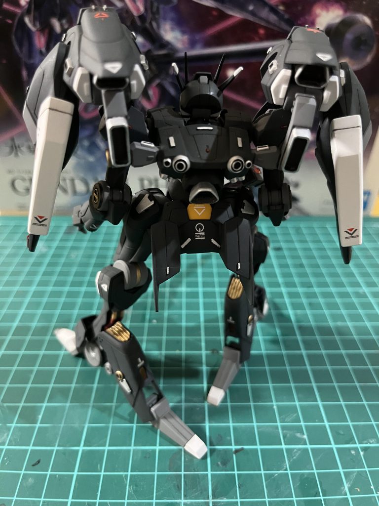 バックショット。バックパックの白いところは、前後の形状に違いを出してみたくてプラ板から作成。……とはいえ、正面から見たら完全に隠れましたが…。