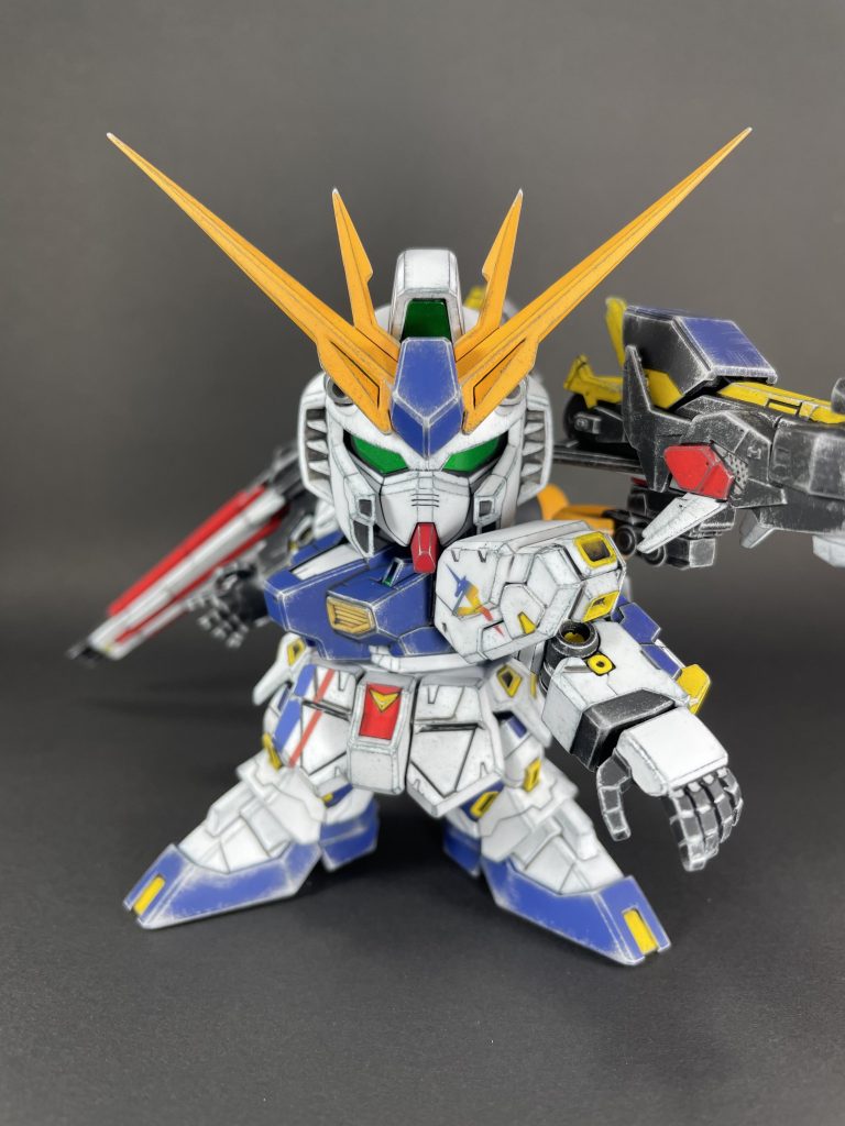 正面からです。尖らせたアンテナを見てください。