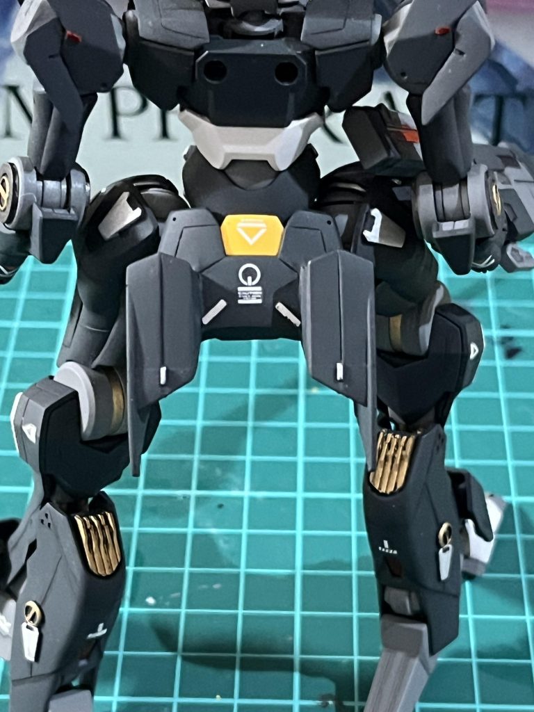 腰のリアアーマーにはフラッグのバーニアを貼り付け。