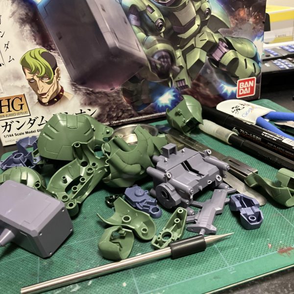 🐸カエル体系のガンダム、ガンダムの定義ってなんですかね？🥳コレは、メタルパーツ&デカールペタペタのやりがいのある逸材🤤まずは、スクライバーでL字角をけがいて、メタルパーツの仕込みです🫡 （2枚目）