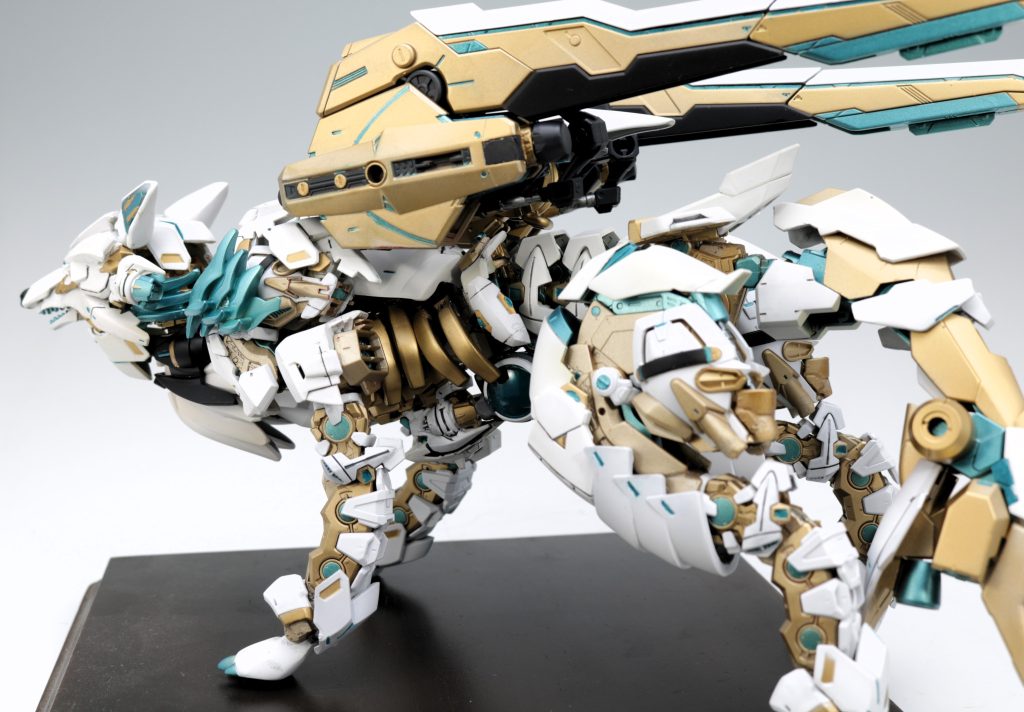基本的にはMGのアストレイのパーツで構成していますが、ところどころ鉄血系のキットやSDアストレイ、RGアストレイのパーツが混ざってます。あばらの骨のようなデザインにしたかったので、左右の胸の下のパーツをならべました。実はお腹の下にアストレイの頭があったりします。