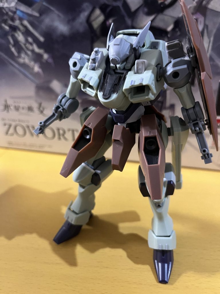 バックパックに武装を付けると足が小さく思い、ここからプラ板で延長しています。