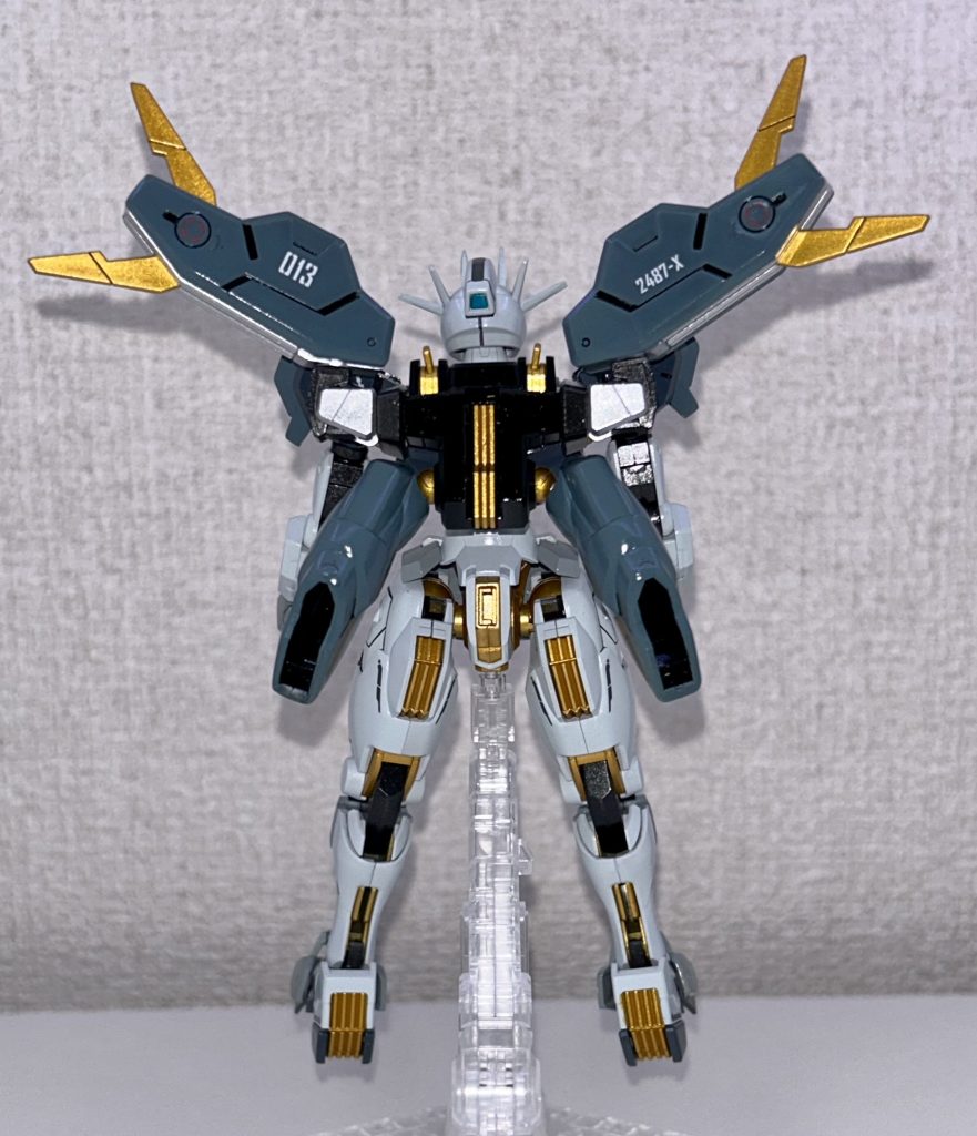 バック完成間近の時バックパック右下のパーツ外そうとしたらボキっと折れました、、、塗装でミチミチになっていると折れると言う話を聞いていたので割と冷静でしたがその日はそこで作業終了。後日接着したのですが折れたのが足とかの稼働部でなくてよかった😅これは今後の教訓としようと思います。 