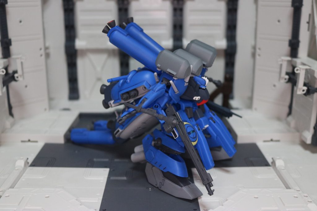 横から見ると脚部のボリューム感が凄いです。