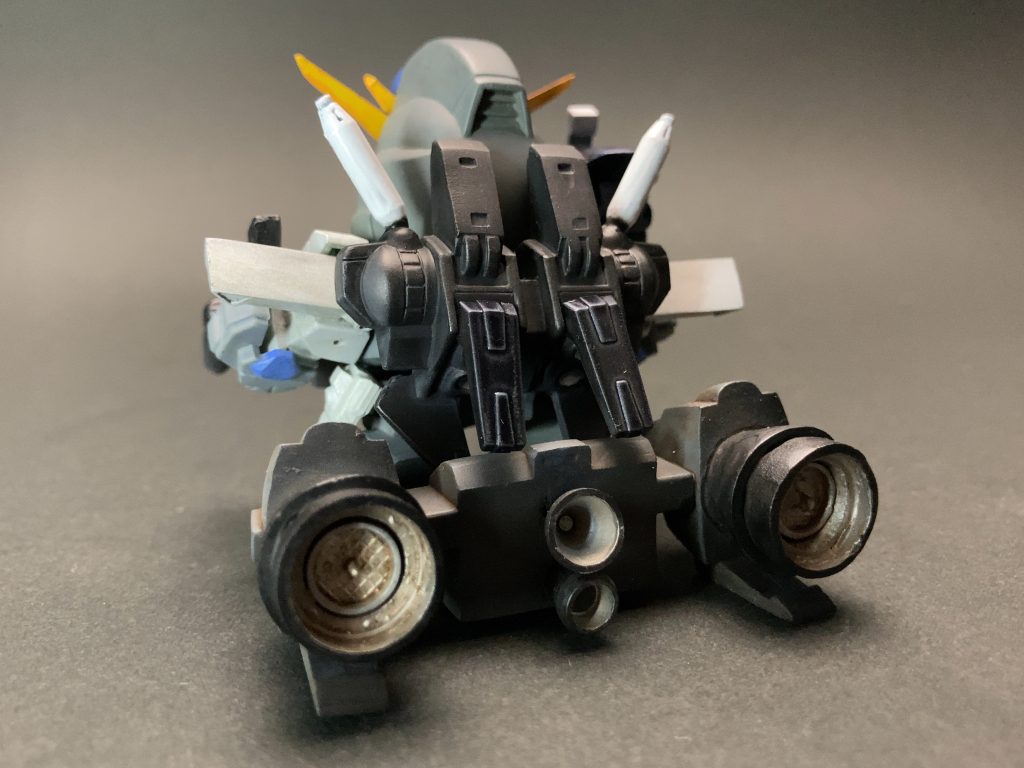 メガライダー背部①バーニアはキットのままだとハリボテだったので、削ってジャンクパーツと取り替えています。