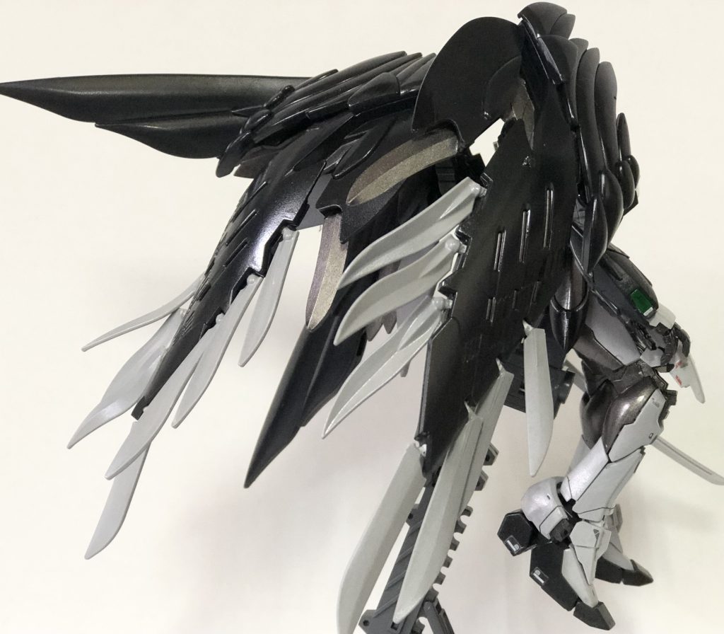 分かり難いですがウイングは右半身側に集中してます。