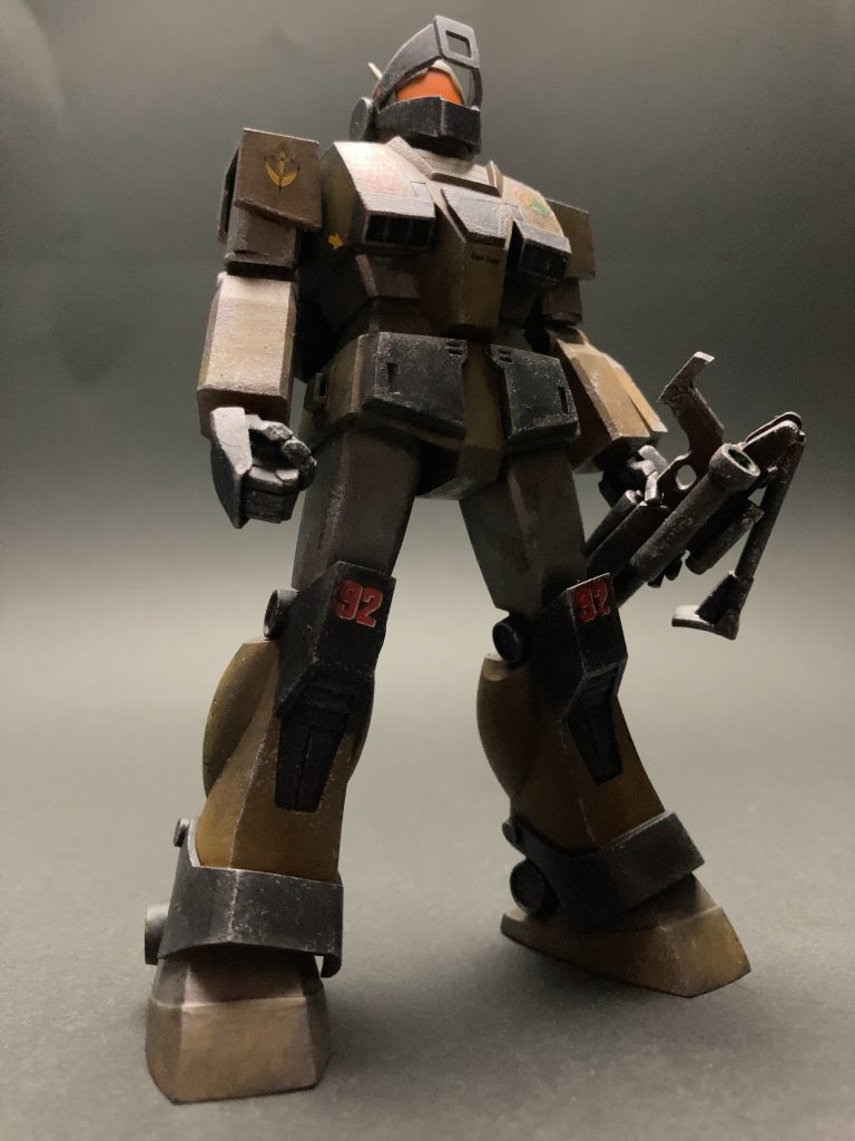 スナイパーライフルは折り畳んだ状態で、脚を開いて接地を意識し、モモを固定して作っています。