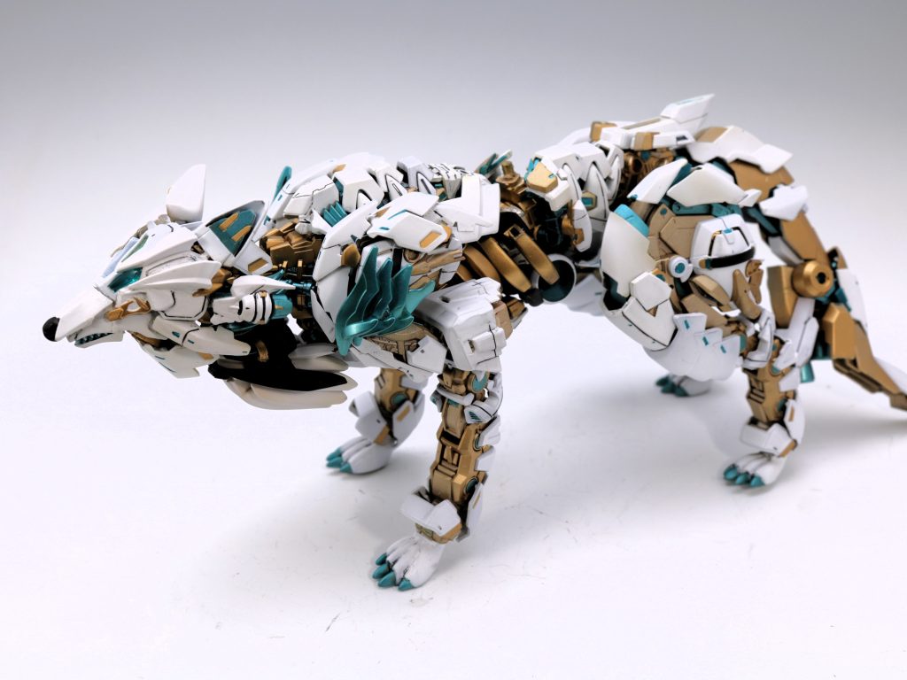 背中の筋肉のような盛り上がりと合わせるように、前足の部分にRGアストレイの脚をつかいました。爪の部分は三国SDアストレイの脚を分割してパテで成形しました。