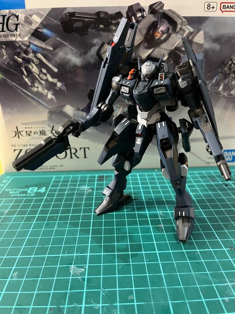 頭部はバイザー部分の形状を変更し、両サイドを削り、リサイクルショップで手に入れたフラッグの頭部パーツを貼り付け。肩にはルブリスソーンからシールドとフェーズドアレイキャノンを装備。さらに腰パーツと腿のパーツも拝借。腿パーツは裏に3mm軸を作り、元々あった穴に差して固定。