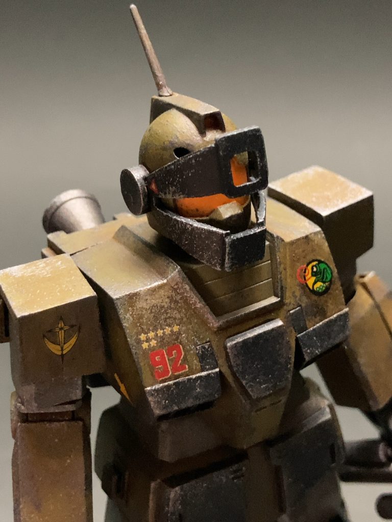 胸元俯瞰視点デカールは付属のもののみ使用。チッピングはエナメルシルバー、ブラックグリーンを使用して、いつもの油彩こげ茶でウォッシングしています。