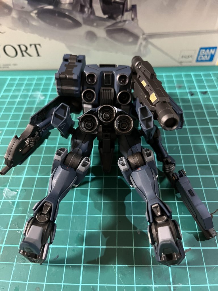 ブースター増し増し。バックパックの空きスペースにブースターを埋め込み、形状を丸型に統一。推進ユニットは腿の側面へ。…それにより腕が真下に下ろせなくなるなんて…。バックパックの武装は、ソーンと30mmのウェポンパーツから。