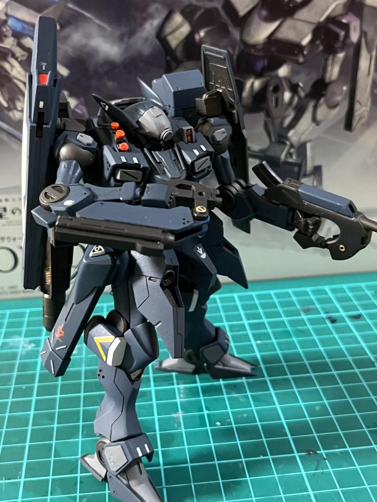 右手のライフルはガンダムエクシアのGNソードから。刀身を銃身に変更。ハンドガンの時には折りたたみ前後両方への射撃が可能。伸ばせば中距離ライフル…といった妄想。(伸ばした時には銃身が若干後ろにスライドしてハンドガンの銃口に引っかかって固定してます)左手は付属のライフルから。銃口をプラパイプ状にしたランナーを差し作成。