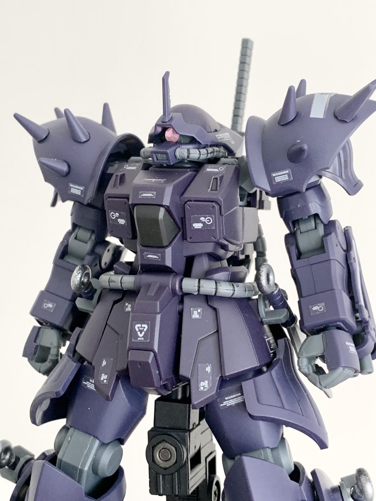 モノアイの部分は100均で買ったデコレーション用のラインストーンを貼ってます。このラインストーンのシール100円にも関わらず200個くらい入ってました。（私はモノアイMSをあと何体作ればいいのか。。）