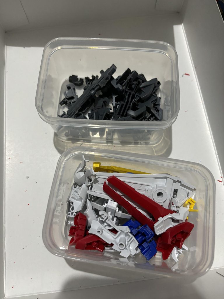 最近のキットなのかダボ穴にはめ込むよりスライド?して取り付ける部品が多いから仮組みからの分解が結構大変なイメージでした。今回WAVEのパーツオープナーを買っておいて正解だったです。