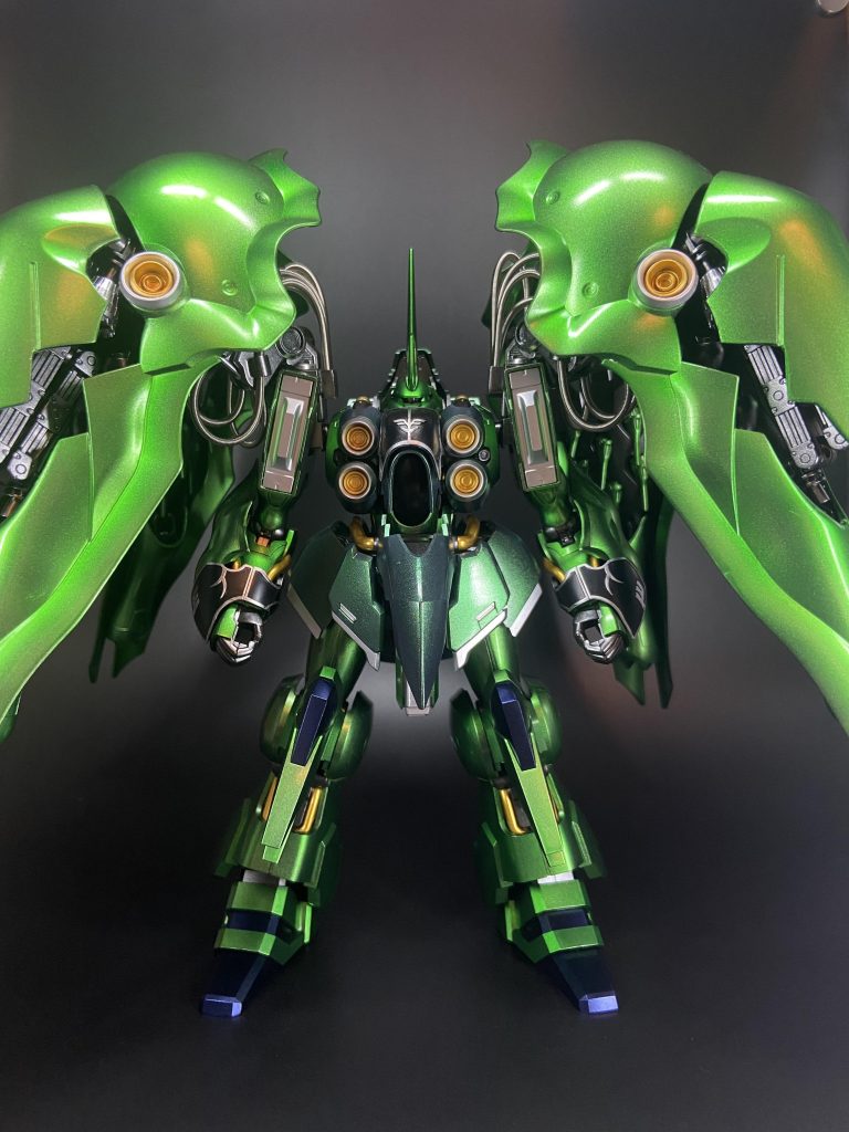 正面から。大き過ぎて撮影ブースに収まりきらない。