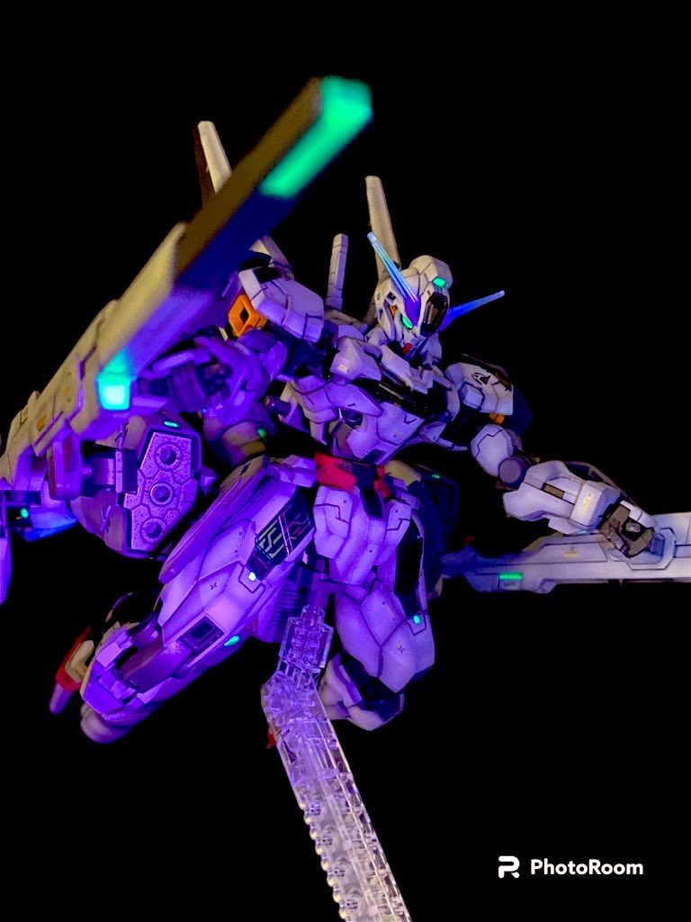 付属のホイルシールの上から蛍光塗料で塗装。その上にUVレジンでコーティングしてます