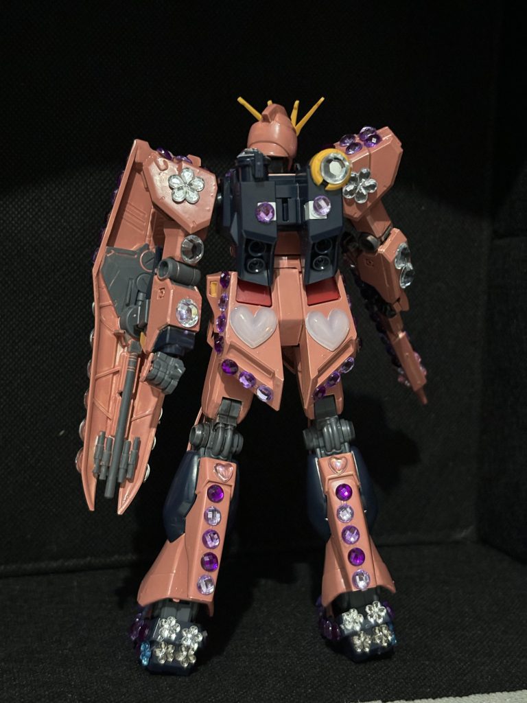 ピンクが好きなようで本体ホワイト部分をピンクに塗装してもらいました!派手なのが好きとの事でデコレーションも色々貼ってめちゃめちゃ派手な仕様になりましたww