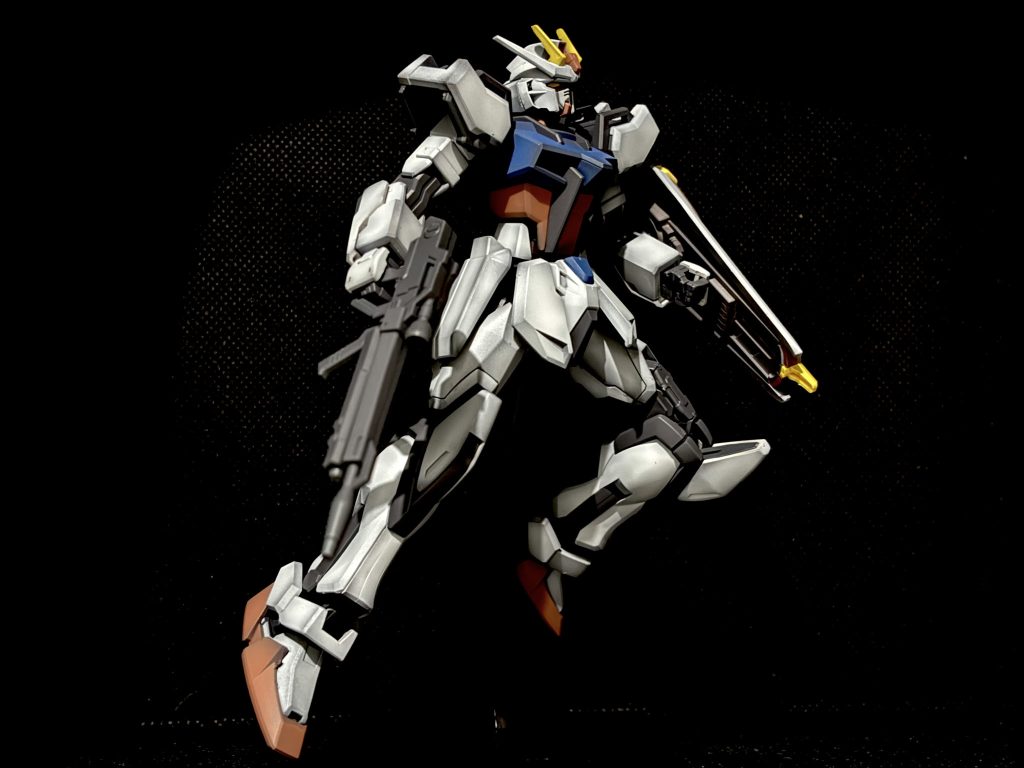 SEED系のモビルスーツはスタイリッシュなのがかっこいいですね!元々明るい感じで作成しようとしたのですが、赤系塗料を買うのをすっかり忘れて手元のシャアピンクしかなかったのでそれに合わせてトーンを落としちゃいましたw