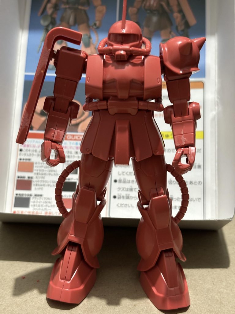 仮組み。容赦無く赤一色です。FGはPGのデザインを踏襲しているので個人的にはメチャメチャ好きです！モナカ形状なので合わせ目は各所出る上になぜか段差ができたりと一筋縄じゃいかないなと実感しました笑