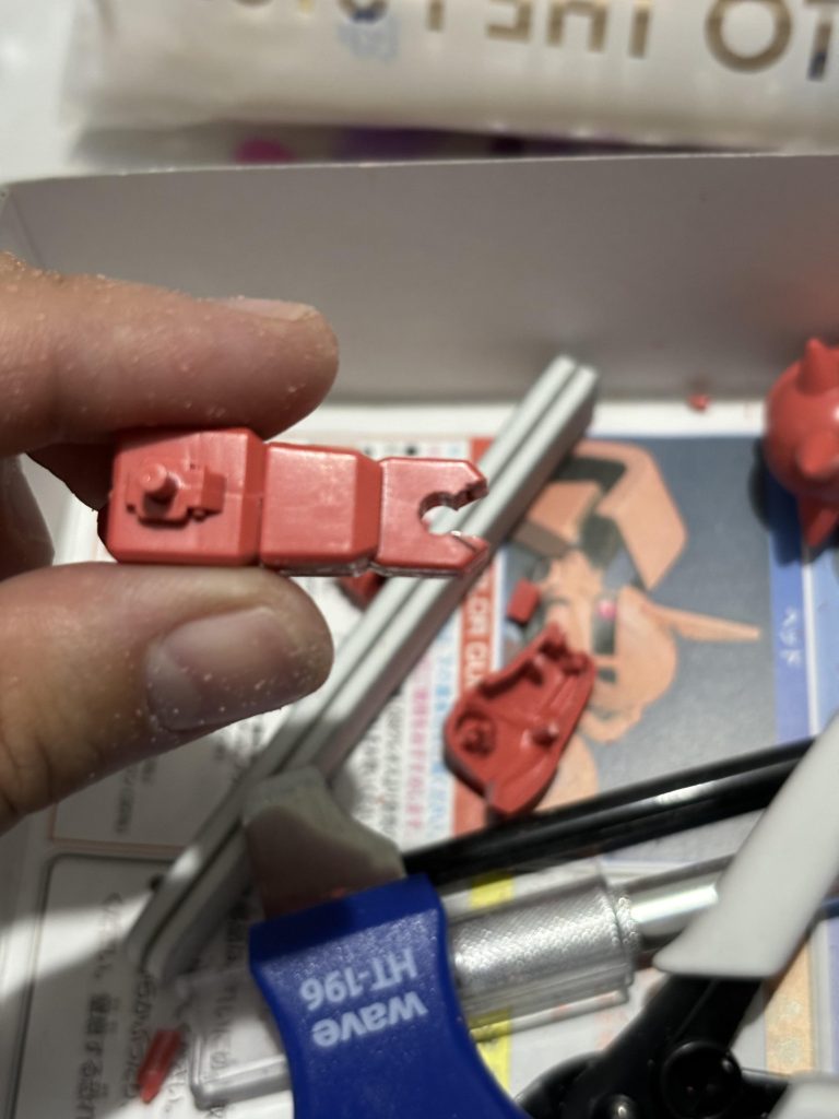 挟み込んでいくタイプで後ハメ加工が必要でした。ただ自分の技量的にはこのC字カットで限界です...。ふくらはぎの合わせ目も消そうとチャレンジを考えましたが、『まぁ元のPGもふくらはぎの開閉ギミックがあってモールドあるしまぁいっか！』ってことでやりませんでした。（やる技量がないのが真実） 