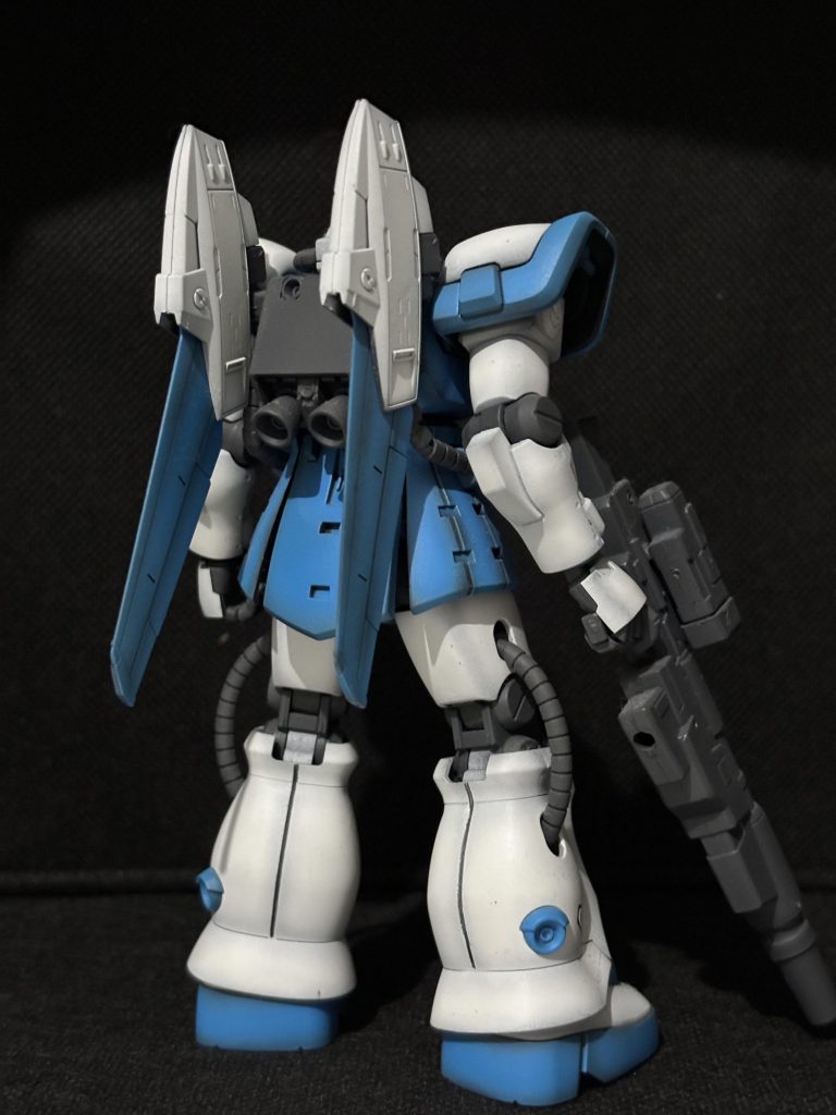 カラーリングは白基調にして差し色にライトブルーオリジナル武装という事でMSウィングと肩のアーマーはドムトローペンのパーツを流用して自分専用機体にしています！個人的に1番気に入っている作品です！！