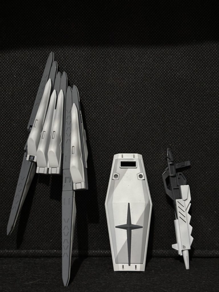 武装ですが、白黒基調だとシンプルになりすぎるのでシールドはマスキングで塗り分け、ファンネル部分はHi-νみたいにグラデーションを施しています。ニューウエポンシステムを見つけたら今度はνガンダムに取り付けてみたいなと思います!!