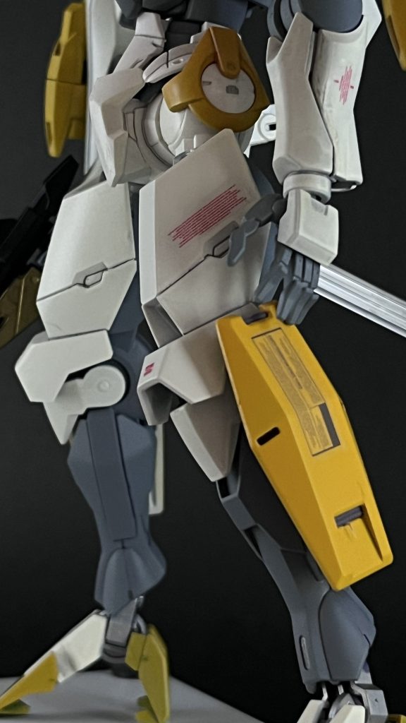 足になにか書いてある…