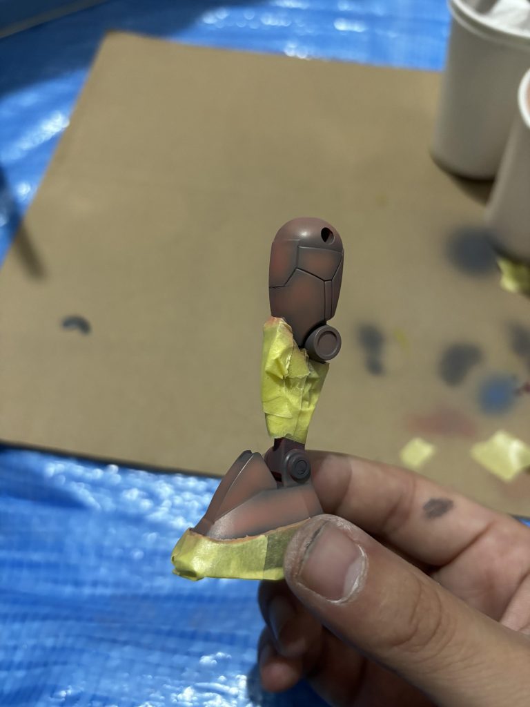 いかんせん一色なのでマスキングが必須ですね！ガンダムと比べればまだやりやすいほうですがそれにしても大変でした...。（手が汚くてすみませんw）