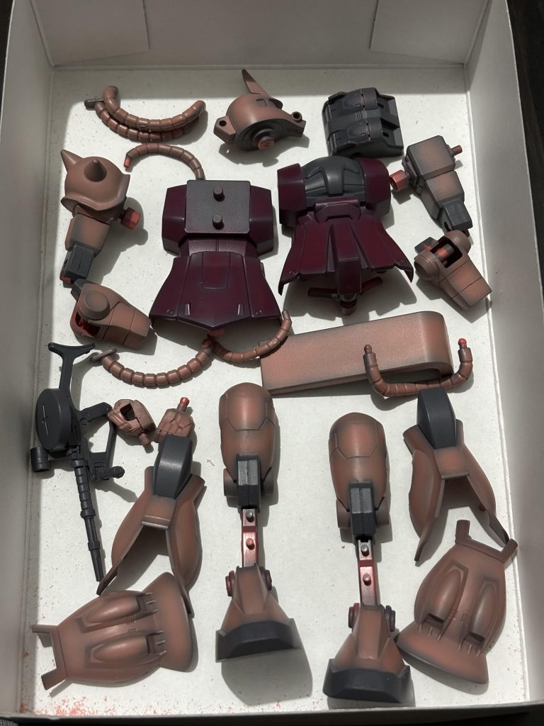 カラーリング各ピンク:ガンダムカラー シャアピンク胴体:シャアレッド関節:メカサフヘヴィメカサフシリーズはサフそのまま関節色でいけるし黒立ち上げするにも楽なので素晴らしいと思います！ 