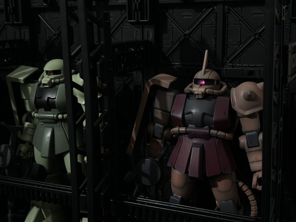 またまた百均で程よいディスプレイケースを見つけたので普通のザクと並べたら雰囲気が出ていい感じになりました。なんだかんだ百均はいいツールが多いですね！