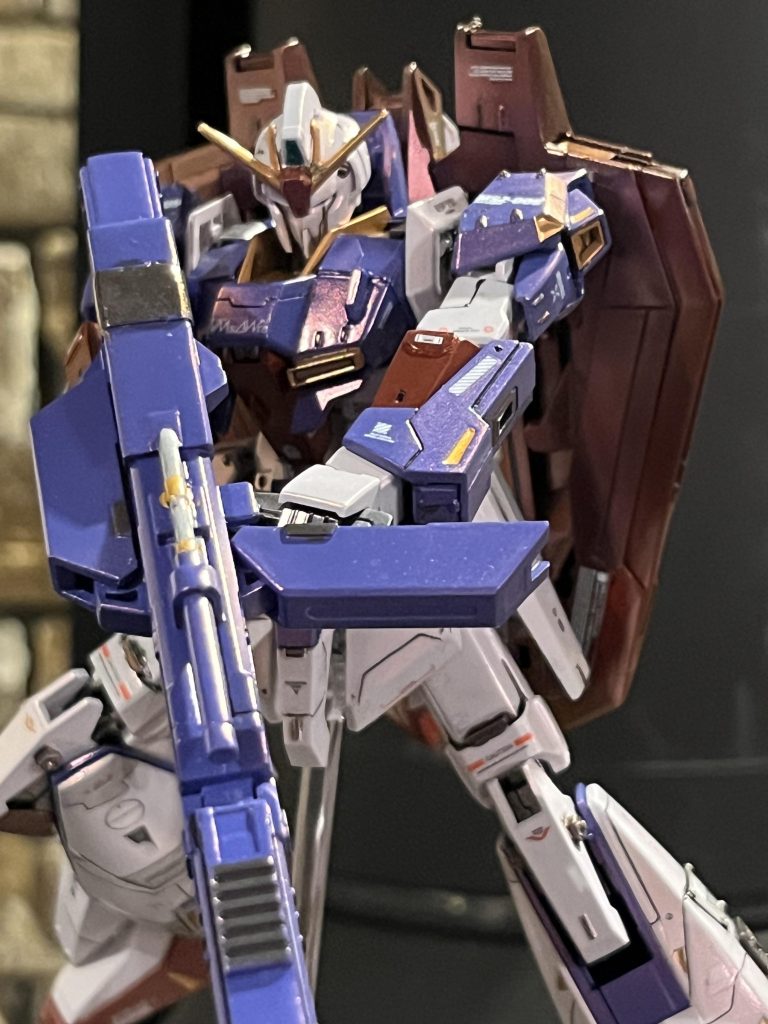 ハイパー・メガ・ランチャーを構えてポージング(*'▽'*)そして今回使用した塗料はこんな感じです(*'▽'*)・白、青の下地　サーフェイサーEVO・イエロー下地　黒サフ・レッド下地　クラフタサーフェイサー・黒の下地　スターブライトアイアン・内部フレーム本色　スターブライトアイアン・ホワイト本色　ニュートラルグレー1＋純色マゼンタ(少量)・ブルーの本色　コバルトブルー＋純色マゼンタ(少量)・イエロー本色　スターブライトゴールド＋純色マゼンタ(少量)・ブラックの本色　ディープクリアレッド・ツインアイ　蛍光ブルーグリーンと言う感じです！もしわからない塗料があれば気楽にコメントで教えてください(*'▽'*)