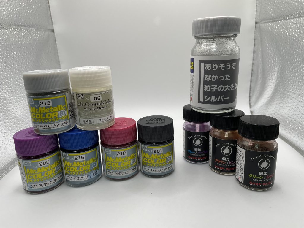 使用した塗料です。黒はメタルブラック、紫はメタルパープルとブルーとシルバーの調色、白はサファイアブルーです。羽は写真右の4つです。