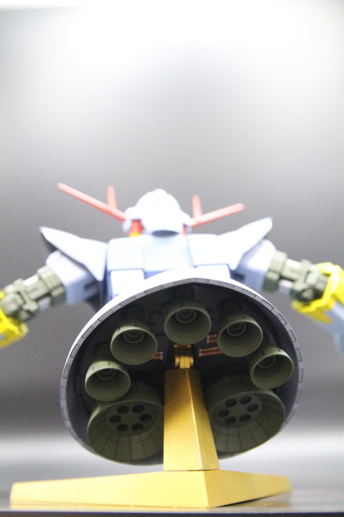 スカート裏も塗り分けましたが良く見えず…。バーニアはメタリック系もいいのですが、今回は劇中っぽくグリーン系で塗り分けました。台座はジオングのエンブレムっぽくゴールド仕上げです！いつかＲＧも全塗装で仕上げたい…念願叶うのは半世紀先になりそうな制作ペースです💦拙い作品ですがご覧いただき、ありがとうございましたm(_ _)m