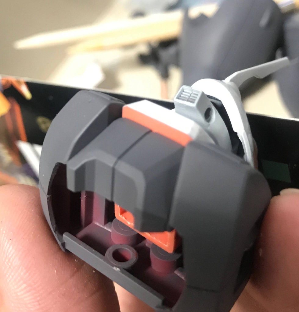 こんなミスもしました！襟裏塗れてへん！！！接着前に気づいて本当に良かった...ちなみにこのあと襟元パーツは全部シンナーで色を落としてサフから塗り直しました。みなさんも「ここは見えないだろ」と油断せず、こまめにパーツ合わせながら塗る場所を確認しましょうね！