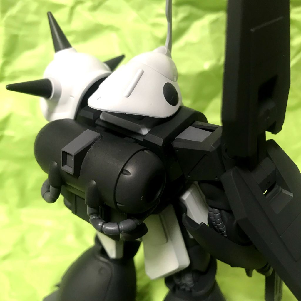 バックショット。細かいセンサー類の色分けをサボっているな。笑まぁでも白黒でパキッとしているのもそれはそれでいいのではとポジティブに捉えてます。