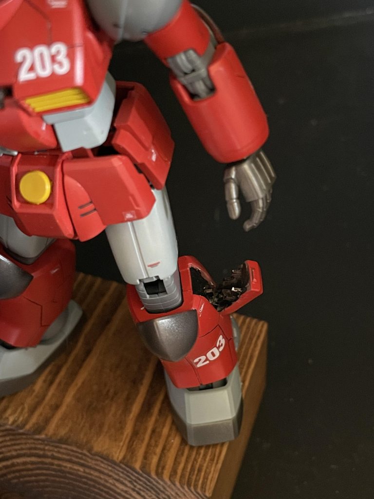 脚にもハッチを追加...しましたが、パカパカしてたら関節が折れましたー。グレネードも自作して収納できます。